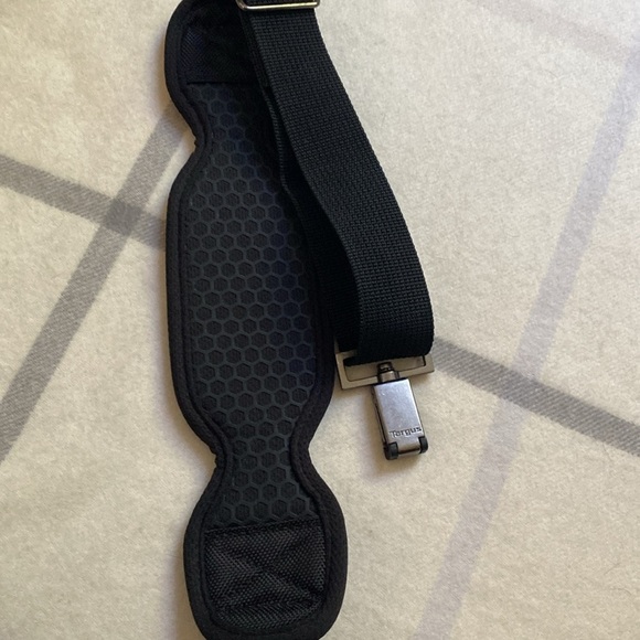 Targus Corporate Traveler Laptop Bag in Black - Picture 13 of 16